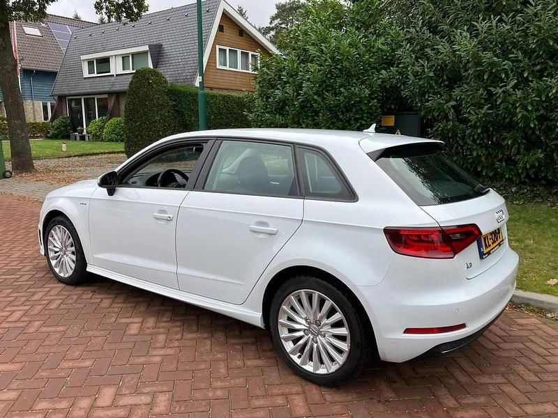 Wit Gebruikt 2015 Audi A3 Sportback e-tron Attraction Hatchback | € 8.750 (Eerlijke prijs) - Afbeelding 1/4