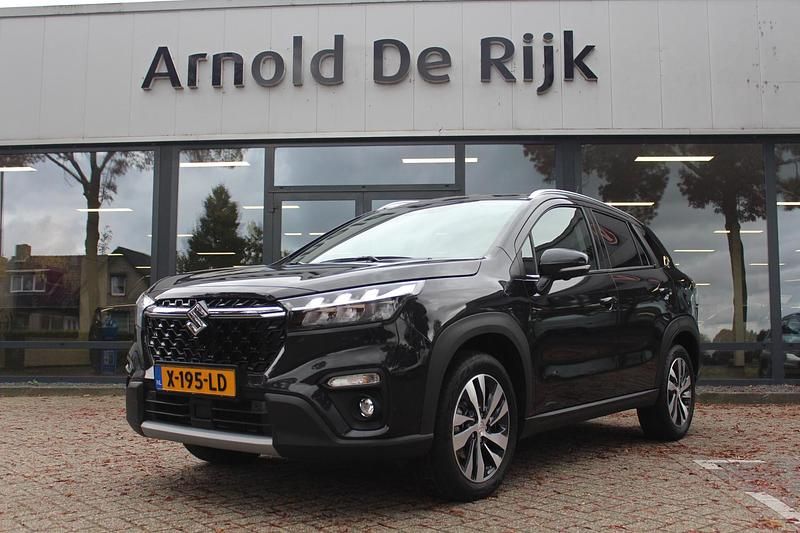 Zwart Gebruikt 2023 Suzuki SX4 S-Cross Style SUV | € 29.950 (Iets duurder) - Afbeelding 1/4