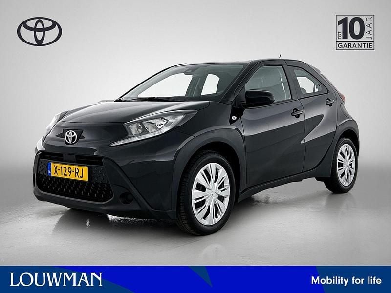 Zwart Gebruikt 2024 Toyota Aygo Play Hatchback | € 19.495 (Eerlijke prijs) - Afbeelding 1/3