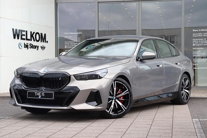 Grijs Nieuw 2025 BMW i5 M Sport Sedan | € 78.923 (Super prijs) - Afbeelding 1/4