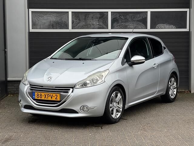 Grijs Gebruikt 2012 Peugeot 208 Allure Hatchback | € 2.950 (Eerlijke prijs) - Afbeelding 1/4