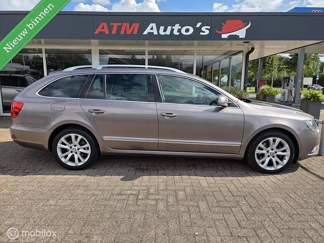 Grijs Gebruikt 2013 Skoda Superb Elegance Stationwagen | € 6.999 - Afbeelding 1/4