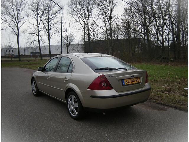 Occasion Ford Mondeo Ghia 146 PK (107 kW) 2001 Geel (metallic) Hatchback