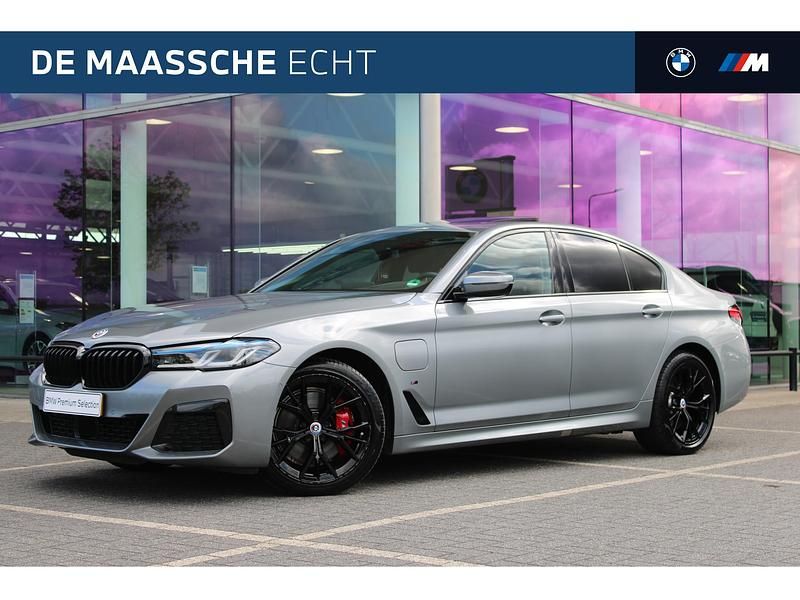 Grijs Occasion 2023 BMW 530e Executive Sedan | € 48.950 (Duur) - Afbeelding 1/4