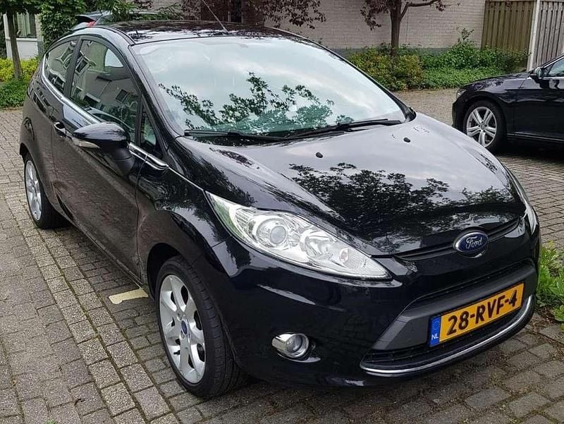 Zwart Occasion 2015 Ford Fiesta Hatchback | € 3.200 (Goede deal) - Afbeelding 1/4