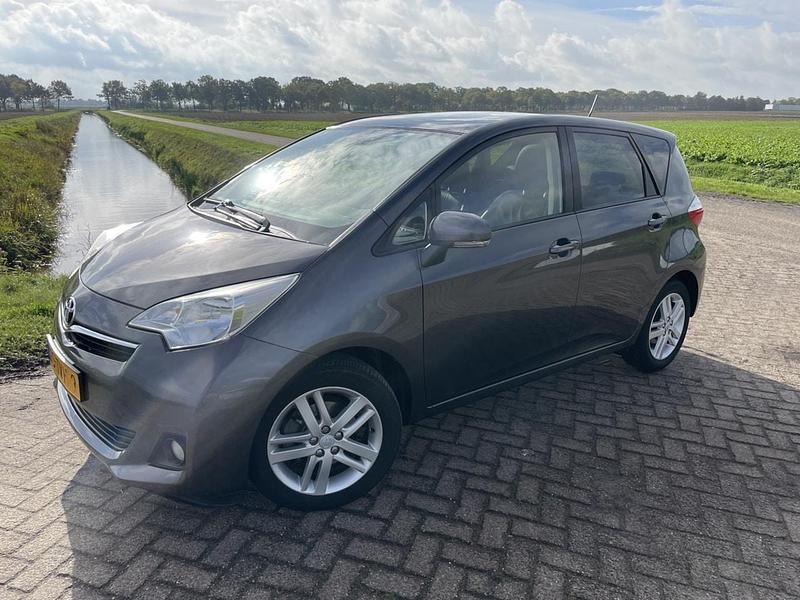 Grijs Gebruikt 2012 Toyota Verso-S Stationwagen | € 7.450 (Goede deal) - Afbeelding 1/4