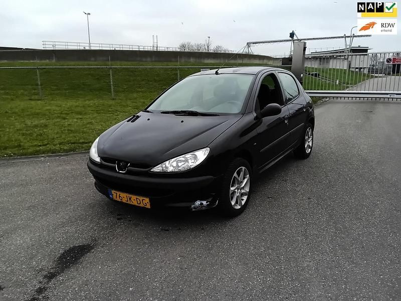 Zwart Gebruikt 2002 Peugeot 206 Hatchback | € 799 (Eerlijke prijs) - Afbeelding 1/4