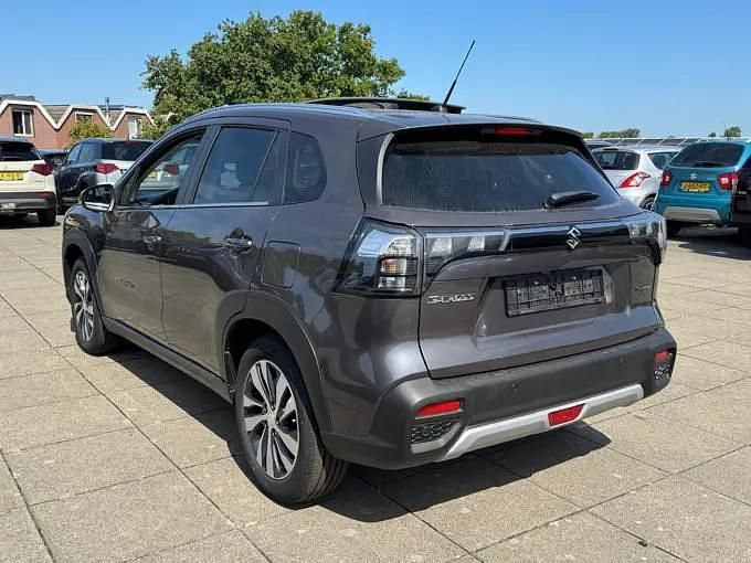 Grijs Gebruikt 2025 Suzuki SX4 S-Cross Style SUV | € 30.950 (Eerlijke prijs) - Afbeelding 1/3