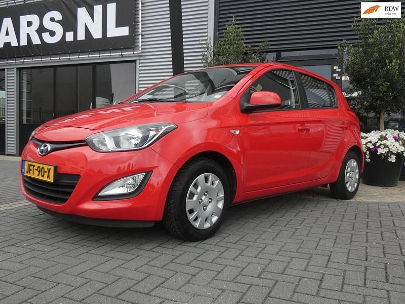 Rood Occasion 2012 Hyundai i20 Hatchback | € 4.899 (Eerlijke prijs) - Afbeelding 1/4