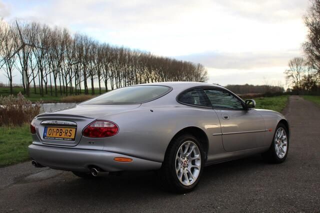 Occasion Jaguar XKR 364 PK (267 kW) 2001 Grijs, metallic lak Coupé