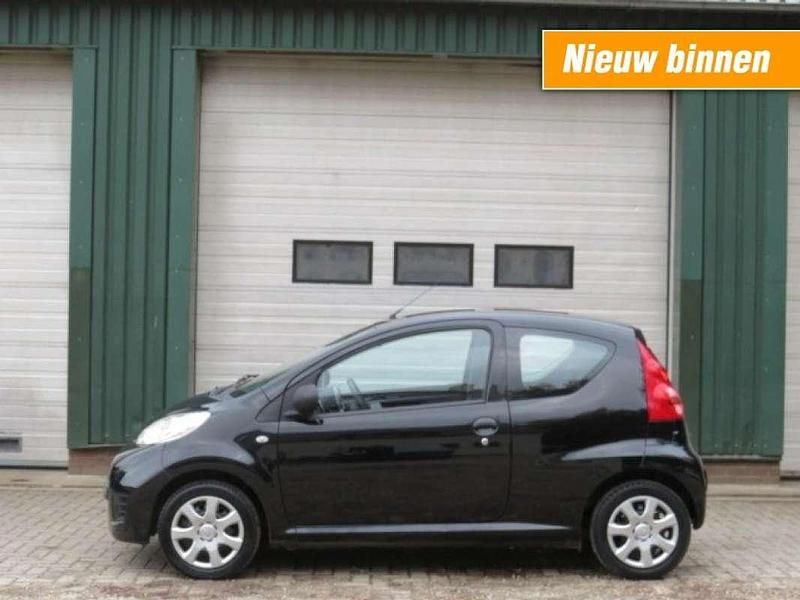 Grijs Gebruikt 2011 Peugeot 107 Hatchback | € 2.600 (Eerlijke prijs) - Afbeelding 1/4
