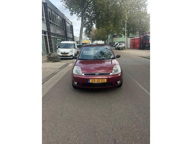 Rood Gebruikt 2002 Ford Fiesta Ghia Hatchback | € 1.495 (Eerlijke prijs) - Afbeelding 1/4