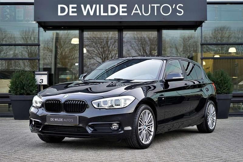 Zwart (metallic) Occasion 2018 BMW 118 Executive Hatchback | € 17.900 (Super prijs) - Afbeelding 1/4