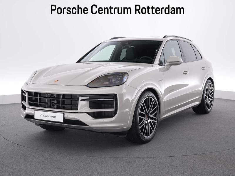 Beige, metallic lak Gebruikt 2025 Porsche Cayenne SUV | € 137.900 - Afbeelding 1/4