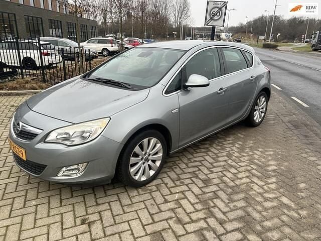 Grijs (metallic) Occasion 2011 Opel Astra Cosmo Hatchback | € 2.795 (Goede deal) - Afbeelding 1/4