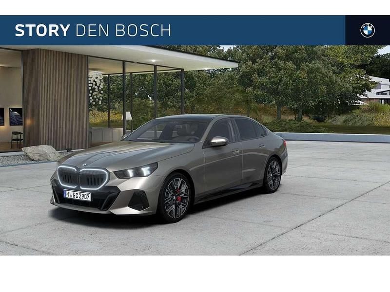 Grijs Nieuw 2025 BMW 520 Comfort Edition Sedan | € 92.205 - Afbeelding 1/4