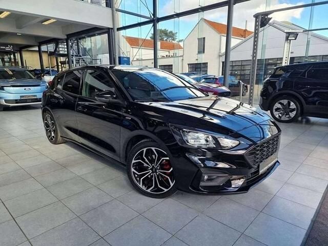 Zwart Occasion 2021 Ford Focus ST-Line Hatchback | € 18.975 (Super prijs) - Afbeelding 1/4