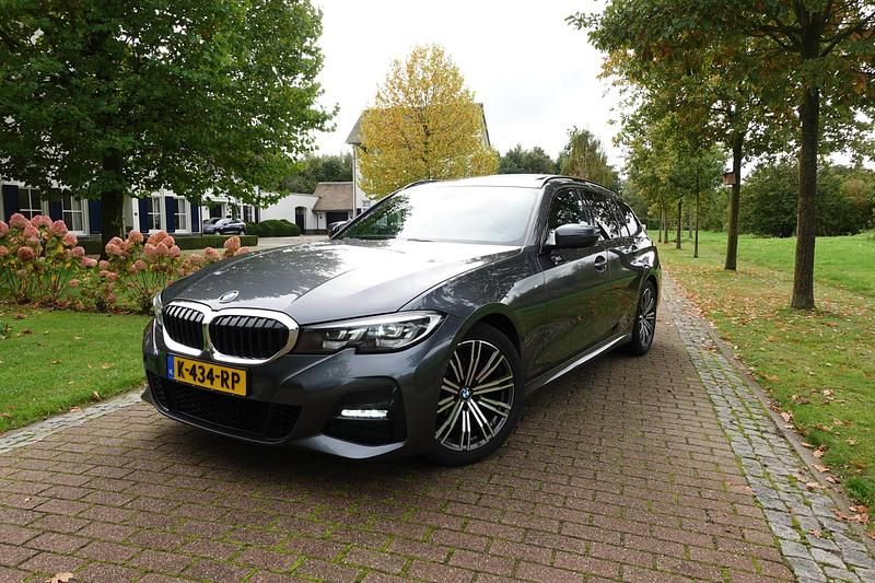 Grijs Gebruikt 2021 BMW 320 Executive Stationwagen | € 27.950 (Eerlijke prijs) - Afbeelding 1/4