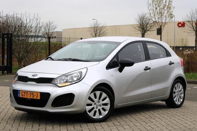 Grijs Gebruikt 2013 Kia Rio Plus Hatchback | € 6.950 (Eerlijke prijs) - Afbeelding 1/4