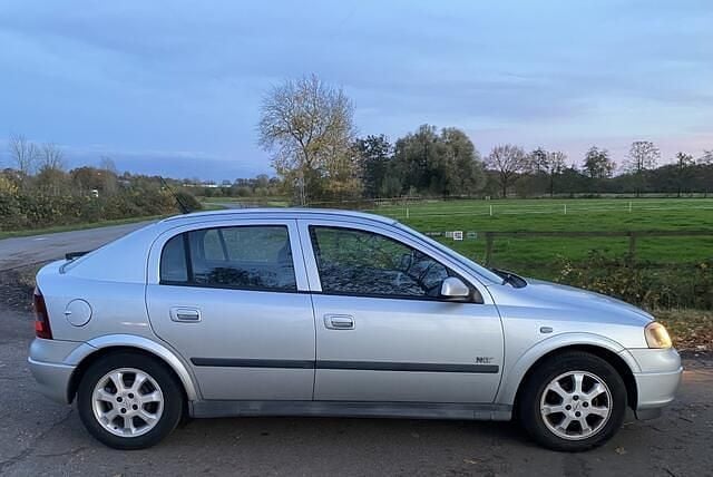 Grijs (metallic) Gebruikt 2003 Opel Astra Njoy Hatchback | € 1.250 (Eerlijke prijs) - Afbeelding 1/4