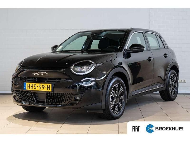 Zwart Occasion 2025 Fiat 600 Urban SUV | € 23.950 (Super prijs) - Afbeelding 1/4