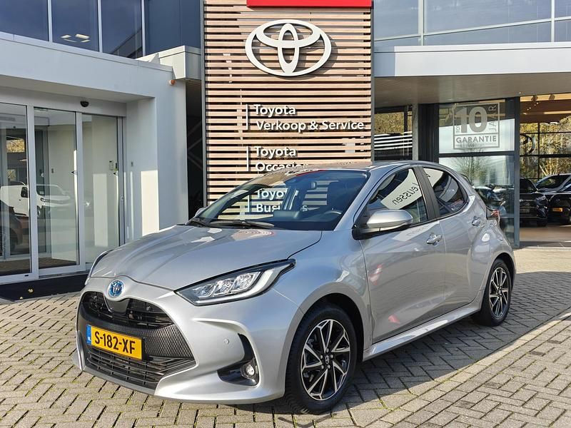 Grijs Gebruikt 2023 Toyota Yaris Hybrid Business Edition Hatchback | € 21.400 (Eerlijke prijs) - Afbeelding 1/4