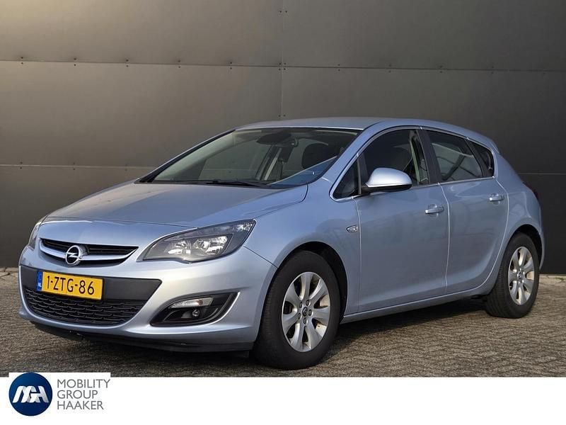 Grijs Occasion 2015 Opel Astra Edition Hatchback | € 9.900 (Eerlijke prijs) - Afbeelding 1/3