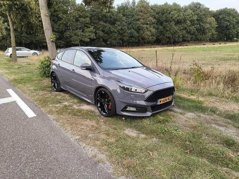 Grijs Gebruikt 2016 Ford Focus ST Hatchback | € 17.000 (Goede deal) - Afbeelding 1/4