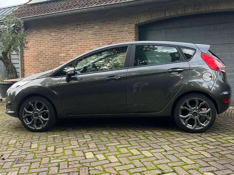 Grijs Gebruikt 2016 Ford Fiesta Style Hatchback | € 6.999 (Eerlijke prijs) - Afbeelding 1/4