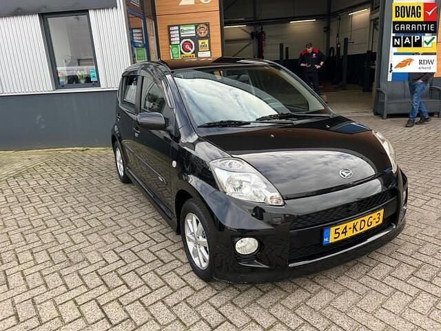 Zwart Gebruikt 2009 Daihatsu Sirion Hatchback | € 3.950 - Afbeelding 1/4