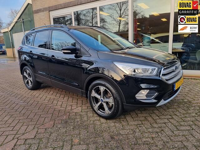 Zwart Occasion 2018 Ford Kuga Vignale SUV | € 17.950 (Eerlijke prijs) - Afbeelding 1/4