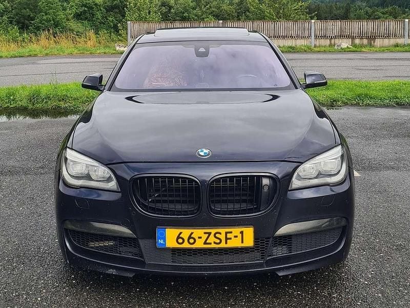 Zwart Gebruikt 2013 BMW 750 Sedan | € 19.950 - Afbeelding 1/4