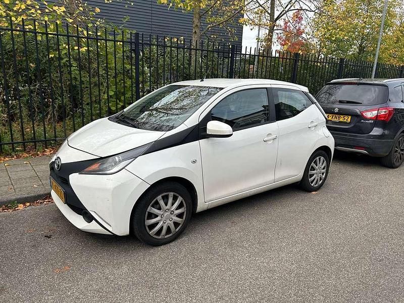 Wit Gebruikt 2015 Toyota Aygo X-pure Hatchback | € 7.000 (Eerlijke prijs) - Afbeelding 1/4
