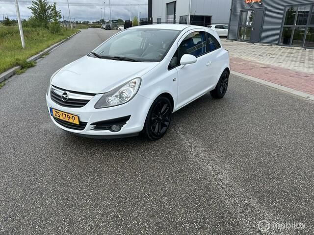 Wit Gebruikt 2009 Opel Corsa Edition Hatchback | € 3.450 (Eerlijke prijs) - Afbeelding 1/4