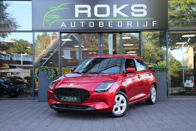 Rood Gebruikt 2025 Suzuki Swift Hatchback | € 22.850 (Eerlijke prijs) - Afbeelding 1/4