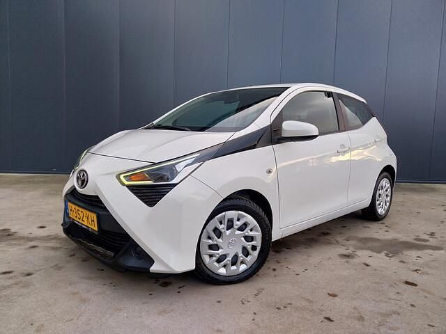 Wit Gebruikt 2020 Toyota Aygo X-play Hatchback | € 7.950 (Super prijs) - Afbeelding 1/4