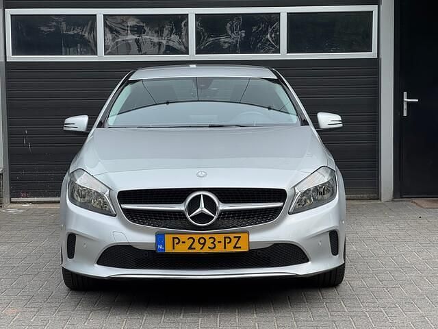 Grijs Gebruikt 2017 Mercedes A180 Prestige Hatchback | € 13.995 (Goede deal) - Afbeelding 1/4