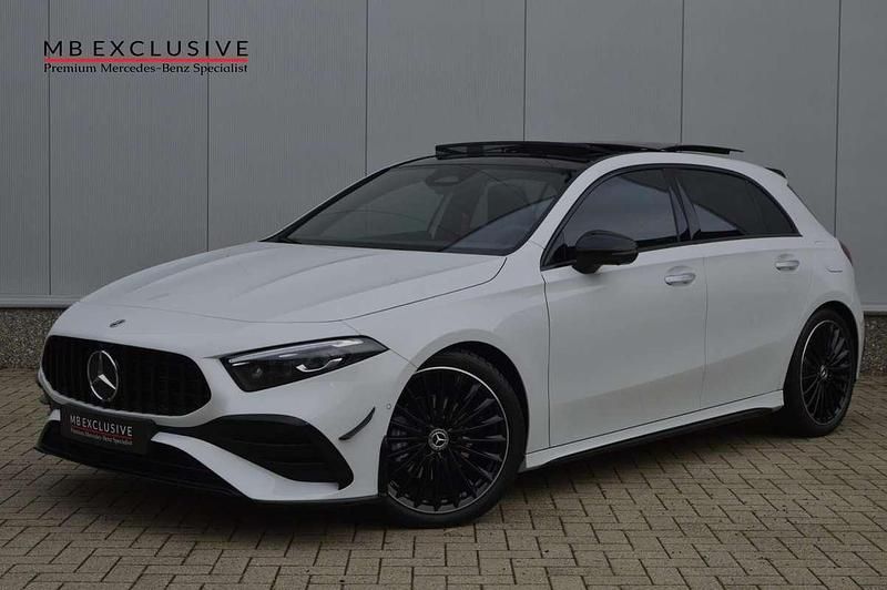 Wit Gebruikt 2024 Mercedes A180 AMG Hatchback | € 41.990 (Duur) - Afbeelding 1/4