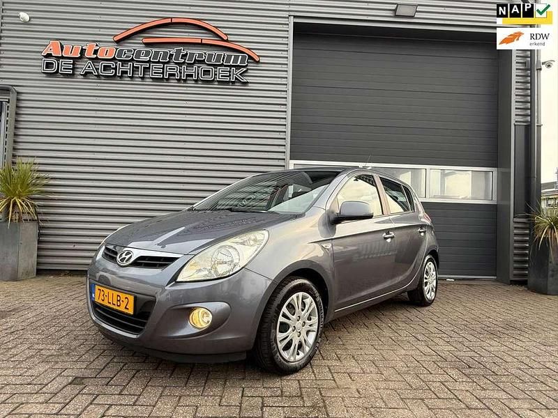 Grijs (metallic) Occasion 2010 Hyundai i20 Hatchback | € 4.999 (Eerlijke prijs) - Afbeelding 1/4