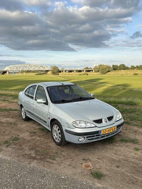 Grijs Gebruikt 2001 Renault Mégane Expression Sedan | € 1.199 - Afbeelding 1/4