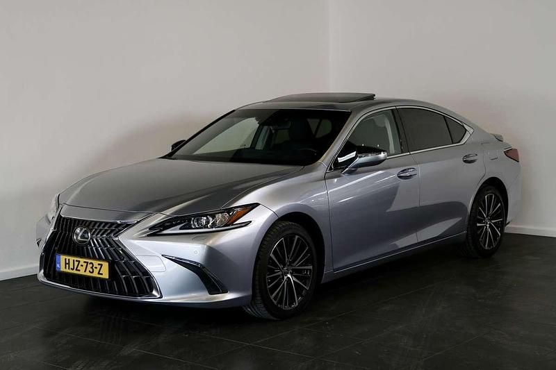 Grijs Occasion 2024 Lexus ES300 Business Edition Sedan | € 48.900 (Eerlijke prijs) - Afbeelding 1/4