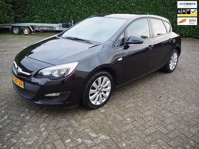 Zwart (metallic) Gebruikt 2014 Opel Astra Hatchback | € 6.250 (Eerlijke prijs) - Afbeelding 1/4