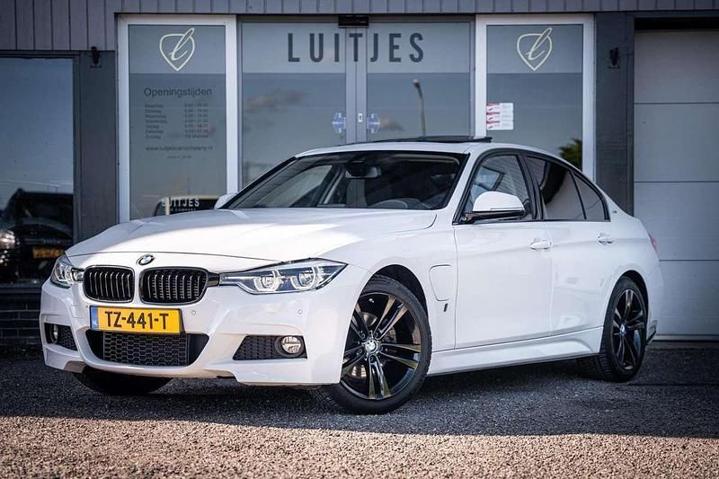 Wit Gebruikt 2017 BMW 330e M Sport Sedan | € 22.900 (Goede deal) - Afbeelding 1/4