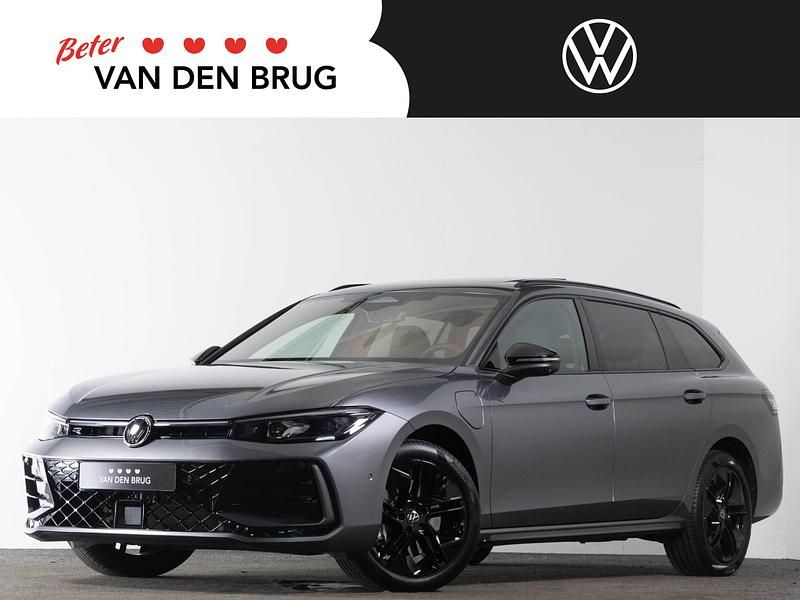 Zwart Gebruikt 2024 VW Passat R-line Stationwagen | € 49.095 - Afbeelding 1/4