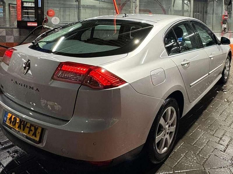 Zilver Occasion 2007 Renault Laguna III Dynamique Hatchback | € 2.900 (Iets duurder) - Afbeelding 1/4