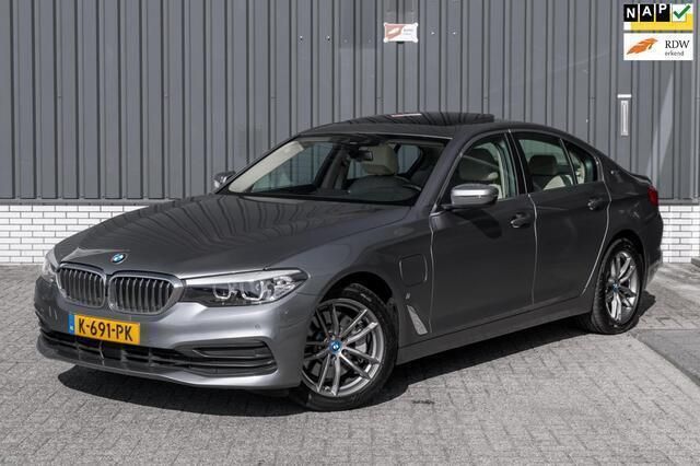 Grijs Gebruikt 2017 BMW 530e Executive Sedan | € 22.950 (Eerlijke prijs) - Afbeelding 1/4