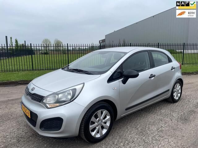 Grijs Gebruikt 2012 Kia Rio 2 Hatchback | € 3.495 (Eerlijke prijs) - Afbeelding 1/4