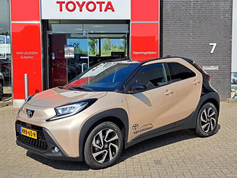 Bruin Nieuw 2025 Toyota Aygo Pulse Hatchback | € 25.685 (Eerlijke prijs) - Afbeelding 1/4