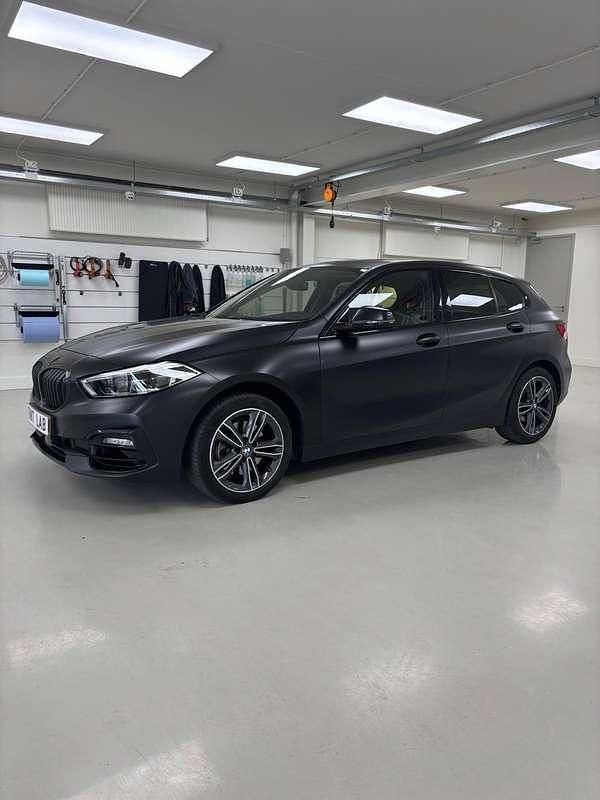Grijs Gebruikt 2020 BMW 118 Executive Hatchback | € 18.500 (Super prijs) - Afbeelding 1/4