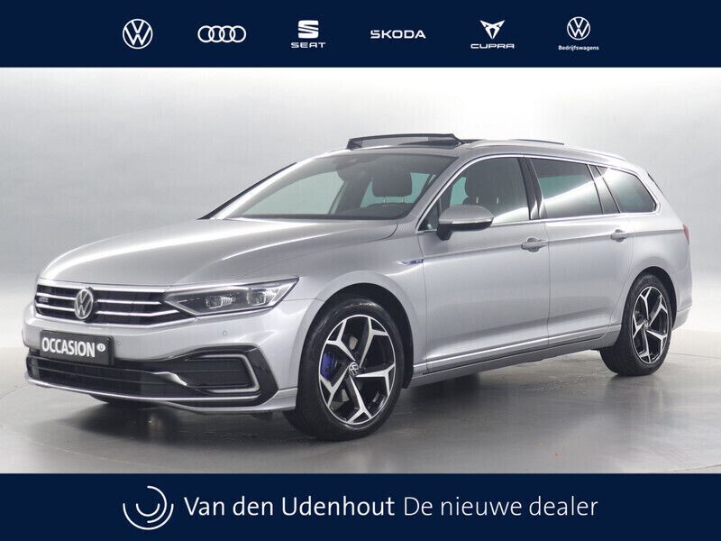 Grijs, metallic lak Gebruikt 2023 VW Passat Business Stationwagen | € 44.990 (Duur) - Afbeelding 1/4